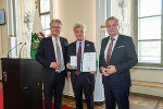 LH Christopher Drexler und LH-Stv. Anton Lang gratulierten Karl „Charly“ Temmel zum Goldenen Ehrenzeichen des Landes Steiermark