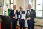 LH Christopher Drexler und LH-Stv. Anton Lang gratulierten Charly Temmel zum Goldenen Ehrenzeichen des Landes Steiermark © Foto: Land Steiermark/Robert Frankl; Verwendung bei Quellenangabe honorarfrei LH Christopher Drexler und LH-Stv. Anton Lang gratulierten Charly Temmel zum Goldenen Ehrenzeichen des Landes Steiermark