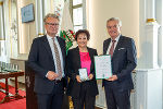 LH Christopher Drexler und LH-Stv. Anton Lang gratulierten Ingrid Adam-Kaltenegger zum Goldenen Ehrenzeichen des Landes Steiermark