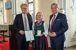 LH Christopher Drexler und LH-Stv. Anton Lang gratulierten Dagmar Fischer-Riedel zum Goldenen Ehrenzeichen des Landes Steiermark