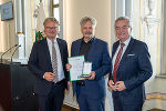 LH Christopher Drexler und LH-Stv. Anton Lang gratulierten Eduard „Ed” Hauswirth zum Goldenen Ehrenzeichen des Landes Steiermark