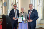 LH Christopher Drexler und LH-Stv. Anton Lang gratulierten Waltraud Hein zum Goldenen Ehrenzeichen des Landes Steiermark