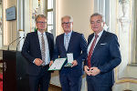 LH Christopher Drexler und LH-Stv. Anton Lang gratulierten Klaus Kelz zum Goldenen Ehrenzeichen des Landes Steiermark