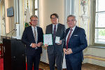 LH Christopher Drexler und LH-Stv. Anton Lang gratulierten Heinrich Kranzelbinder zum Goldenen Ehrenzeichen des Landes Steiermark