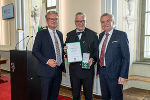 LH Christopher Drexler und LH-Stv. Anton Lang gratulierten Gerhard Lukasiewic zum Goldenen Ehrenzeichen des Landes Steiermark