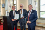 LH Christopher Drexler und LH-Stv. Anton Lang gratulierten Johann Mösenbichler zum Goldenen Ehrenzeichen des Landes Steiermark