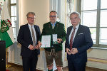 LH Christopher Drexler und LH-Stv. Anton Lang gratulierten Dietmar Zinnebner zum Goldenen Ehrenzeichen des Landes Steiermark
