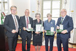 Landeshauptmann Christopher Drexler (l.) gratulierte Karl Peter Pfeiffer (2.v.l.) sowie Katharina Purtscher-Penz (4.v.l.) und Edwin Benko (r.) zum Großen Ehrenzeichen des Landes Steiermark; die bildende Künstlerin Heide Osterider-Stibor (M.) zeichnete der Landeshauptmann mit dem Ehrenzeichen des Landes Steiermark für Wissenschaft, Forschung und Kunst aus. © Foto: Land Steiermark/Foto Fischer/Schuster; bei Quellenangabe honorarfrei