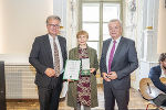 LH Christopher Drexler (l.) und LH-Stv. Anton Lang (r.) mit Barbara Edlinger.