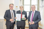 LH Christopher Drexler (l.) und LH-Stv. Anton Lang (r.) mit Peter Mrak.