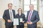 LH Christopher Drexler (l.) und LH-Stv. Anton Lang (r.) mit Theresa Zammit Lupi.