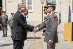 Tag der Führungskräfte des Bundesheeres im Grazer Burghof: LH Christopher Drexler und LH-Stv. Anton Lang gratulierten den ausgemusterten Soldaten © Land Steiermark/Robert Binder; Verwendung bei Quellenangabe honorarfrei