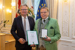 LH Christopher Drexler zeichnete Bgm. a.D. Alois Mayer aus.