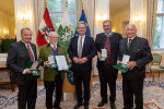 LH Christopher Drexler (M.) mit den geehrten Altbürgermeistern des Bezirks Leibnitz: Bgm. a.D. Martin Wratschko (l.), Bgm. a.D. Johann Mayer (2.v.l.), Bgm. a.D. Rudolf Stiendl (4.v.l.) und Bgm. a.D. Karl Grasmuck (r.)