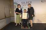 Silberdistel Kategorie 1: LR Ursula Lackner und Stifterin Marianne Graf gratulierten Erwin Gruber zur Auszeichnung. © Naturschutzakademie Stmk/Lunghammer; Verwendung bei Quellenangabe honorarfrei Silberdistel Kategorie 1: LR Ursula Lackner und Stifterin Marianne Graf gratulierten Erwin Gruber zur Auszeichnung.