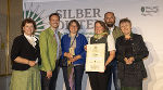 Silberdistel Kategorie 2: LR Ursula Lackner und Stifterin Marianne Graf gratulierten der Abordnung aus Frohnleiten zur Auszeichnung. © Naturschutzakademie Stmk/Lunghammer; Verwendung bei Quellenangabe honorarfrei Silberdistel Kategorie 2: LR Ursula Lackner und Stifterin Marianne Graf gratulierten der Abordnung aus Frohnleiten zur Auszeichnung.