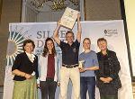 Silberdistel Kategorie 4: LR Ursula Lackner und Stifterin Marianne Graf gratulierten dem Ökoteam zur Auszeichnung. © Naturschutzakademie Stmk/Lunghammer; Verwendung bei Quellenangabe honorarfrei Silberdistel Kategorie 4: LR Ursula Lackner und Stifterin Marianne Graf gratulierten dem Ökoteam zur Auszeichnung.