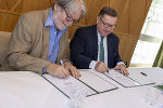 Landesrat Werner Amon und Vorstandsvorsitzender Hannes Galter (v.r.) unterzeichneten die „Steirische Erklärung der Erwachsenenbildung". © Foto: Julian Tatzl; bei Quellenangabe honorarfrei Landesrat Werner Amon und Vorstandsvorsitzender Hannes Galter (v.r.) unterzeichneten die „Steirische Erklärung der Erwachsenenbildung".