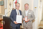 LH Christopher Drexler überreichte Honorarkonsul Friedrich Wolfgang Sperl das Goldene Ehrenzeichen für Verdienste um die Republik Österreich. © Land Steiermark/Foto Fischer; Verwendung bei Quellenangabe honorarfrei