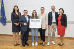 LR Werner Amon zeichnete die Schülerinnen und Schüler des
BG/BRG Judenburg aus © Land Steiermark/Robert Binder; Verwendung bei Quellenangabe honorarfrei LR Werner Amon zeichnete die Schülerinnen und Schüler des
BG/BRG Judenburg aus