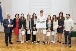 LR Werner Amon zeichnete die Schülerinnen und Schüler der HAK Fürstenfeld aus © Land Steiermark/Robert Binder; Verwendung bei Quellenangabe honorarfrei LR Werner Amon zeichnete die Schülerinnen und Schüler der HAK Fürstenfeld aus