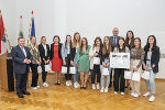 LR Werner Amon zeichnete die Schülerinnen und Schüler der HLW Rottenmann aus © Land Steiermark/Robert Binder; Verwendung bei Quellenangabe honorarfrei LR Werner Amon zeichnete die Schülerinnen und Schüler der HLW Rottenmann aus