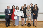 LR Werner Amon zeichnete die Schülerinnen und Schüler der MS Köflach aus © Land Steiermark/Robert Binder; Verwendung bei Quellenangabe honorarfrei LR Werner Amon zeichnete die Schülerinnen und Schüler der MS Köflach aus