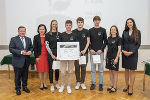 LR Werner Amon zeichnete die Schülerinnen und Schüler des BORG Hartberg aus © Land Steiermark/Robert Binder; Verwendung bei Quellenangabe honorarfrei LR Werner Amon zeichnete die Schülerinnen und Schüler des BORG Hartberg aus