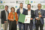 Fokusthema Newcomer und Gewinner des Goldenen Tickets - Wasserstoffanlage der Sonnschienhütte (Alpenverein Austria): Georg Kölbel (Elektro Kölbel), Rubrikpatin Landesrätin Ursula Lackner, Lukas Renz (HydroSolid), Christoph Deseyve (DCD Bauplanung), Richard Goldeband (Alpenverein Austria) (v.l.) © Foto: Johannes Gellner; bei Quellenangabe honorarfrei