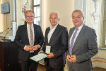 LH Christopher Drexler und LH-Stv. Anton Lang überreichten Helmut Marko das Große Goldene Ehrenzeichen des Landes Steiermark.
