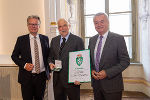 LH Christopher Drexler und LH-Stv. Anton Lang übergaben Hubert Schmalix das Ehrenzeichen des Landes Steiermark für Wissenschaft, Forschung und Kunst I Klasse.