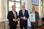 LH Christopher Drexler und LH-Stv. Anton Lang überreichten Rudolf Zechner das Ehrenzeichen des Landes Steiermark für Wissenschaft, Forschung und Kunst I Klasse.