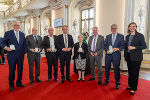 Rudolf Zechner, Hubert Schmalix, Helmut Marko, LH Christopher Drexler, Barbara Frischmuth, LH-Stv. Anton Lang, Hellmut Samonigg und LR Barbara Eibinger-Miedl (v.l.)
 
  © Foto: Foto Frankl; bei Quellenangabe honorarfrei