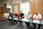 KHD-Kommandant ABI Andreas Fuchs, Bezirkshauptfrau Kerstin Raith-Schweighofer, Landeshauptmann Christopher Drexler, Landeshauptmann-Stellvertreter Anton Lang, Katastrophenschutz-Leiter Harald Eitner bei der Pressekonferenz in Hartberg © Land Steiermark KHD-Kommandant ABI Andreas Fuchs, Bezirkshauptfrau Kerstin Raith-Schweighofer, Landeshauptmann Christopher Drexler, Landeshauptmann-Stellvertreter Anton Lang, Katastrophenschutz-Leiter Harald Eitner bei der Pressekonferenz in Hartberg