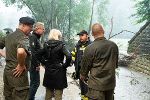 LH Christopher Drexler, BM Klaudia Tanner im Gespräch mit Bürgermeister Peter Domweber im Unwettereinsatz in Grafendorf bei Hartberg