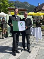 LH Christopher Drexler (r.) überreichte Landesjägermeister  Franz Mayr-Melnhof-Saurau (l.) das steirische Landeswappen.