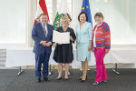 Margarethe Edelsbrunner (2.v.l.) wurde der Berufstitel Regierungsrätin verliehen, LR Werner Amon, Bildungsdirektorin Elisabeth Meixner und Abteilungsleiterin Eva-Maria Fluch gratulierten.