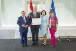 Johann Hiden (2.v.l.) wurde der Berufstitel Regierungsrat verliehen, LR Werner Amon, Bildungsdirektorin Elisabeth Meixner und Abteilungsleiterin Eva-Maria Fluch gratulierten.