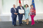 Michael Gruber (2.v.l.) wurde der Berufstitel Oberschulrat verliehen, LR Werner Amon, Bildungsdirektorin Elisabeth Meixner und Abteilungsleiterin Eva-Maria Fluch gratulierten.