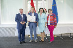 Josef Präsent (2.v.l.) wurde der Berufstitel Oberschulrat verliehen, LR Werner Amon, Bildungsdirektorin Elisabeth Meixner und Abteilungsleiterin Eva-Maria Fluch gratulierten.
