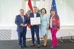 Karl Schmoll (2.v.l.) wurde der Berufstitel Oberschulrat verliehen, LR Werner Amon, Bildungsdirektorin Elisabeth Meixner und Abteilungsleiterin Eva-Maria Fluch gratulierten.