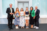 LH Drexler und Bildungsdirektorin Meixner mit den Bundessiegerinnen im Bewerb 3x3 Basketball Mädchen 2022/23 aus dem BRG Petersgasse