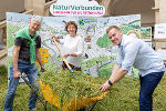 „Markt der Artenvielfalt“ in Graz: Organisator Bernhard Stejskal (Naturparke), Landesrätin Ursula Lackner und Gerhard Rupp (Leiter des Landes-Naturschutzreferates) © Naturparke Steiermark/Harry Schiffer