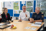 Bezirkshauptfrau Nina Pölzl, LH Christopher Drexler, Landespolizeidirektor-Stv. Joachim Huber (v.l.) beim Lagevortrag im Einsatzstab © Land Steiermark/ Binder