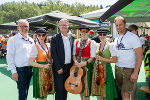 Landeshauptmann Christopher und Erlebnisregion Murtal-Obmann Michael Ranzmaier-Hausleitner mit der Fohnsdorfer Geigenmusi im Steiermark Village © Land Steiermark/ Binder Landeshauptmann Christopher und Erlebnisregion Murtal-Obmann Michael Ranzmaier-Hausleitner mit der Fohnsdorfer Geigenmusi im Steiermark Village
