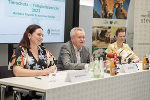 Tierschutzombudsfrau Karoline Schlögl (re.) präsentierte gemeinsam mit ihrer Mitarbeiterin Barbara Fauster und LH-Stv. Anton Lang Details aus dem aktuellen Tätigkeitsbericht © Foto: Land Steiermark/Binder; bei Quellenangabe honorarfrei Tierschutzombudsfrau Karoline Schlögl (re.) präsentierte gemeinsam mit ihrer Mitarbeiterin Barbara Fauster und LH-Stv. Anton Lang Details aus dem aktuellen Tätigkeitsbericht