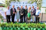 Landeshauptmann Christopher Drexler überreicht das Landeswappen an die Klampfl GmbH © Land Steiermark; bei Quellenangabe honorarfrei Landeshauptmann Christopher Drexler überreicht das Landeswappen an die Klampfl GmbH