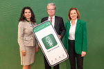 LH Christopher Drexler flankiert von Landesrätin Simone Schmiedtbauer (r.) und Geschäftsführerin Marion Kranabitl-Sarkleti © Land Steiermark/ Binder LH Christopher Drexler flankiert von Landesrätin Simone Schmiedtbauer (r.) und Geschäftsführerin Marion Kranabitl-Sarkleti