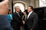 Landeshauptmann Christopher Drexler begrüßt Arnold Schwarzenegger vor der Grazer Burg © Land Steiermark / Michaela Lorber Landeshauptmann Christopher Drexler begrüßt Arnold Schwarzenegger vor der Grazer Burg