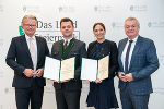 LH Christopher Drexler (l.) und LH-Stv. Anton Lang (r.) überreichten die Bestellungsdekrete an Expositurleiter Michael Schachner (2.v.l.) und Bezirkshaupfrau Elisabeth Kladiva (3.v.l.). © Land Steiermark/Robert Binder; Verwendung bei Quellenangabe honorarfrei LH Christopher Drexler (l.) und LH-Stv. Anton Lang (r.) überreichten die Bestellungsdekrete an Expositurleiter Michael Schachner (2.v.l.) und Bezirkshaupfrau Elisabeth Kladiva (3.v.l.).